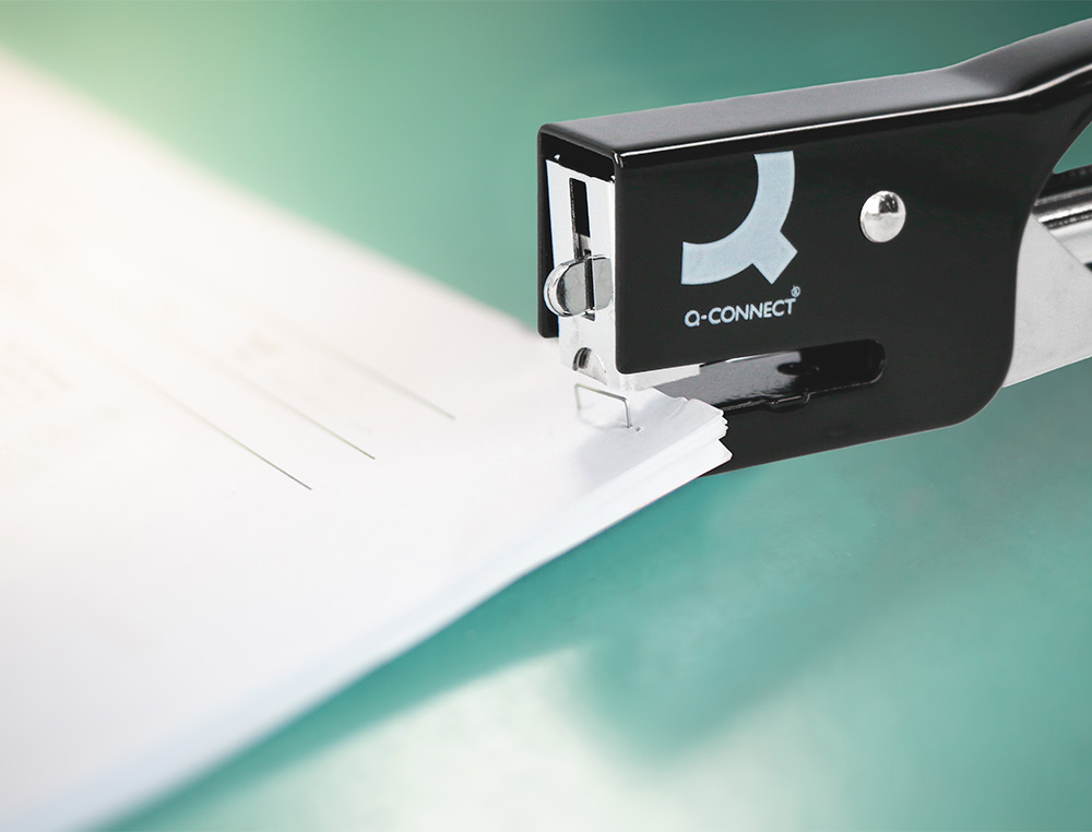 GRAPADORA Q-CONNECT DE TENAZA KF22340 METALICA COLOR NEGRO CAPACIDAD 12 HOJAS USA GRAPAS NUMERO 10