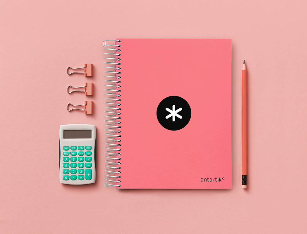 CUADERNO ESPIRAL A5 MICRO ANTARTIK TAPA FORRADA120H 90 GR LISO 5 BANDAS 6 TALADROS COLOR CORAL