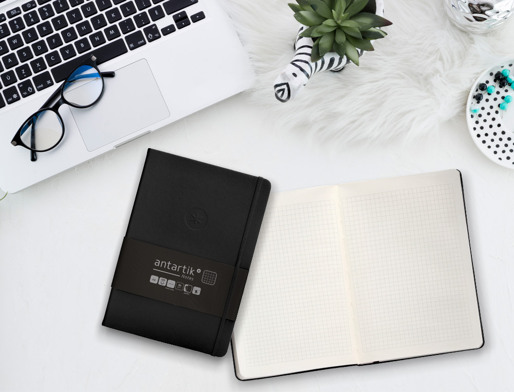 CUADERNO CON GOMILLA ANTARTIK NOTES TAPA DURA A5 HOJAS CUADRICULA NEGRO 100 HOJAS 80 GR FSC