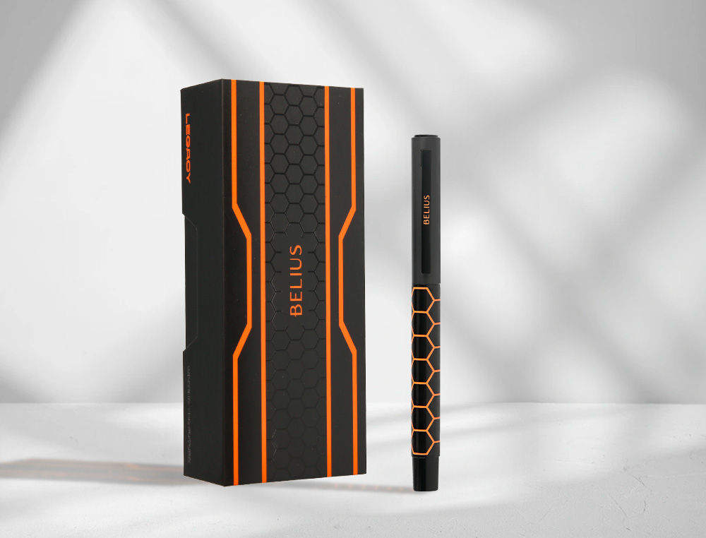 BOLIGRAFO BELIUS LEGACY ALUMINIO DISEÑO HEXAGONO NARANJA CUERPO NEGRO TINTA COLOR AZUL CAJA DE DISEÑO