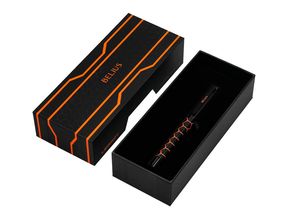 BOLIGRAFO BELIUS LEGACY ALUMINIO DISEÑO HEXAGONO NARANJA CUERPO NEGRO TINTA COLOR AZUL CAJA DE DISEÑO
