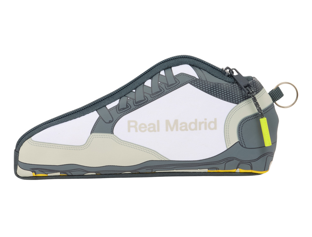 BOLSO ESCOLAR PORTATODO SAFTA ZAPATILLA REAL MADRID 1 EQUIPACION 25/26 100X240X20 MM