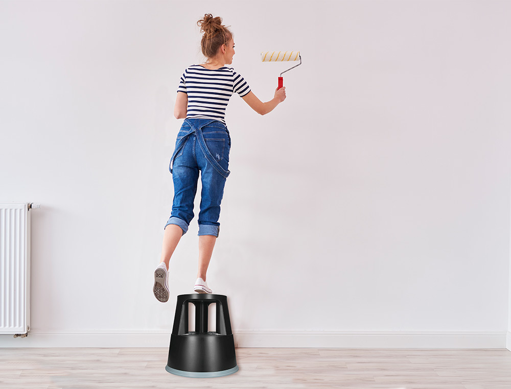 TABURETE Q-CONNECT RUEDAS RETRACTILES TRES RUEDAS DOS NIVELES COLOR NEGRO