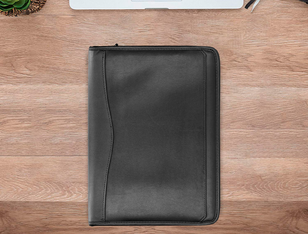 CARPETA PORTAFOLIOS Q-CONNECT CREMALLERA 4 ANILLAS 20 MM CONCALCULADORA CON BOLSA PARA MOVIL COLOR NEGRO 260X355 MM