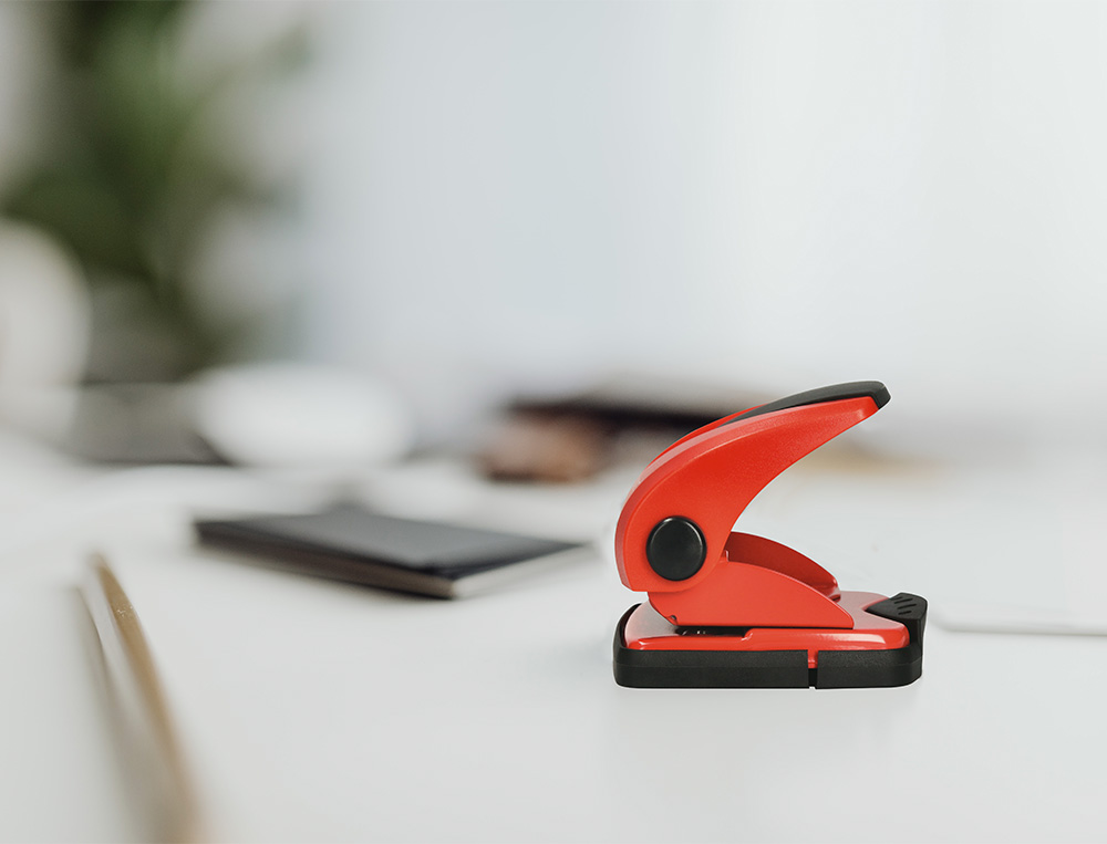 TALADRADOR Q-CONNECT KF02156 ROJO ABERTURA 2 MM CAPACIDAD 20 HOJAS